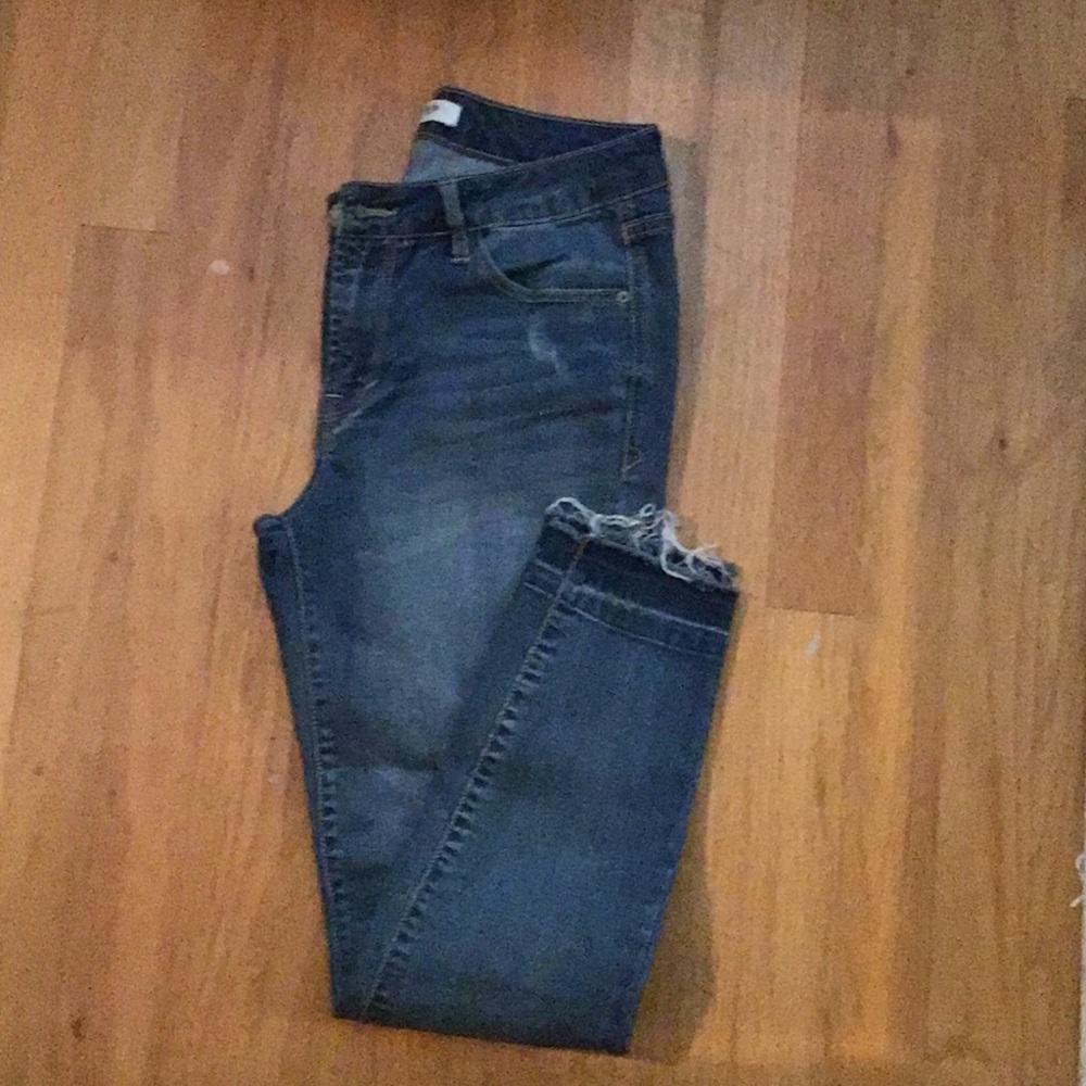 Kensie distressed jeans. EUC. Size 4/27
